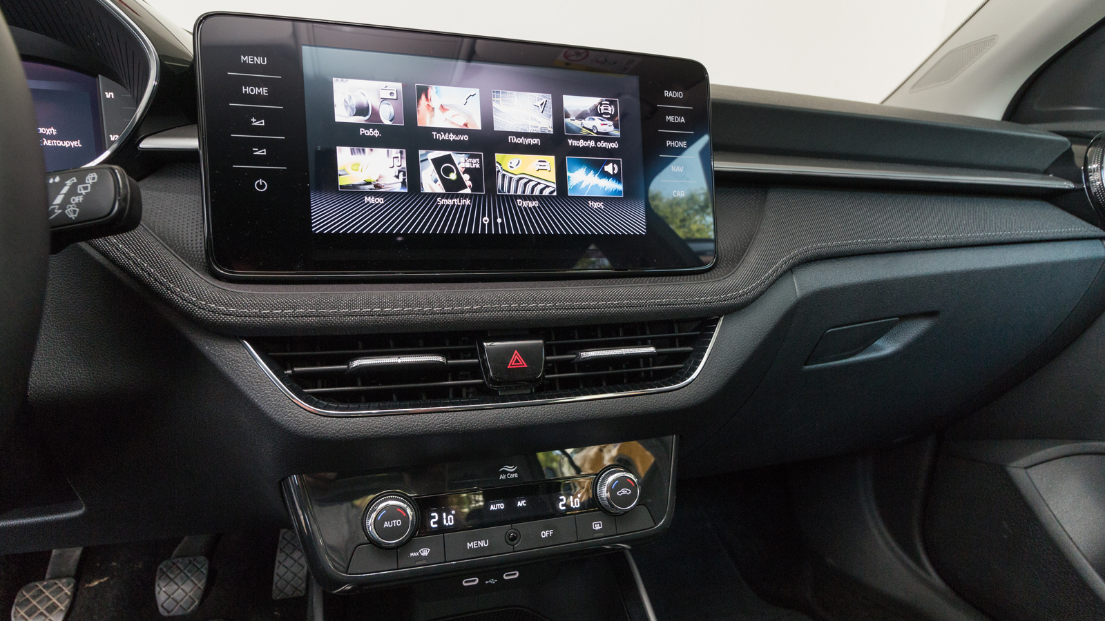 Η κεντρική οθόνη αφής είναι διαθέσιμη μέχρι 9,2 ίντσες, που σε συνδυασμό με τον προαιρετικό ψηφιακό πίνακα 10,25 ιντσών δημιουργούν ένα high-tech διάκ